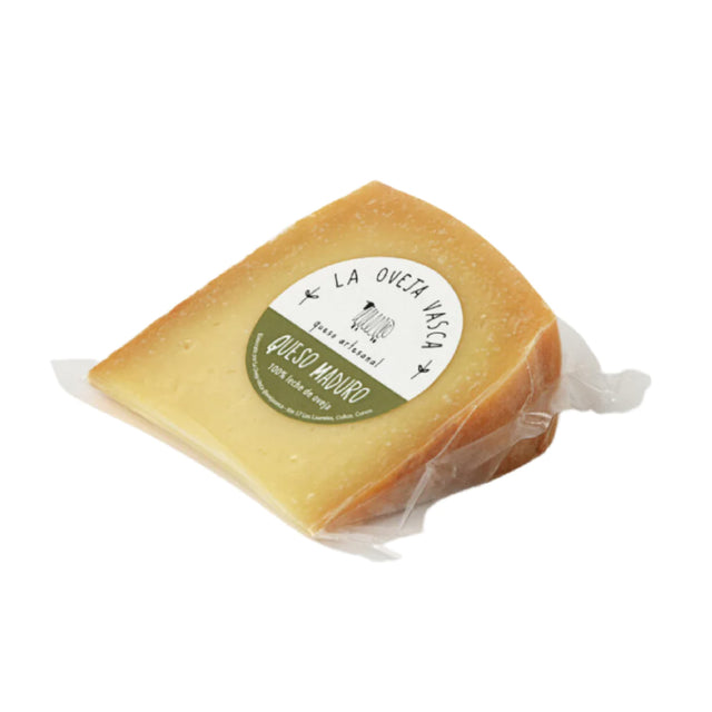 Compra Queso de Oveja Maduro Oveja Vasca, elaborado en Temuco. Formato 200 g aprox., ideal para tablas de quesos y aperitivos. Despacho a domicilio en Santiago.