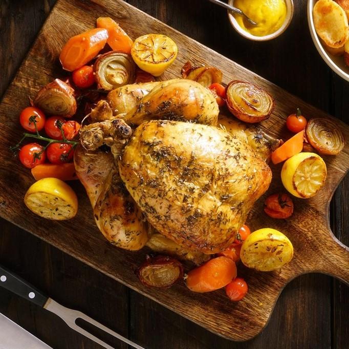 Pollo fresco a domicilio en Santiago – Juan Esparraguito.Pollo Entero Granja Magdalena de aproximadamente 2,2 kg, sin marinar, ideal para preparar al horno o a la parrilla.